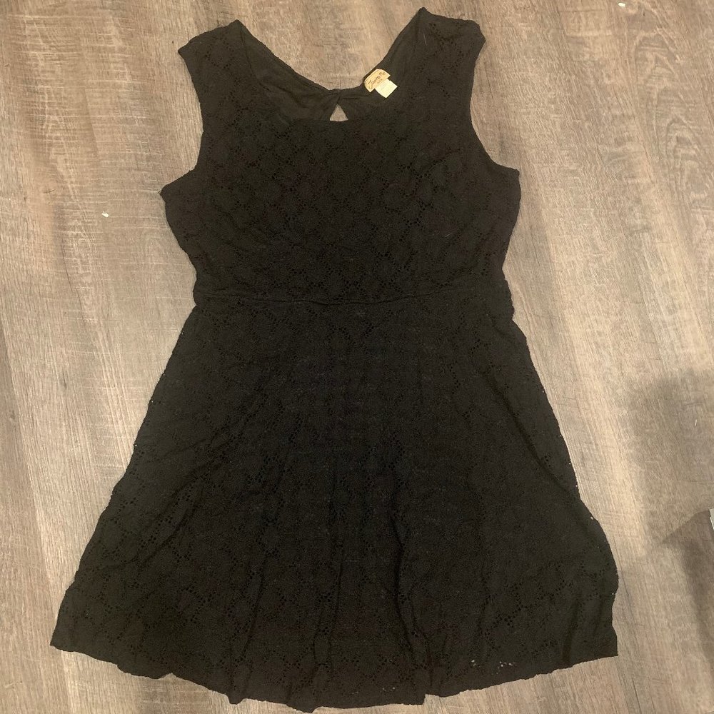 Black Lace Sleeveless Dress w/ Peekaboo Back 3X